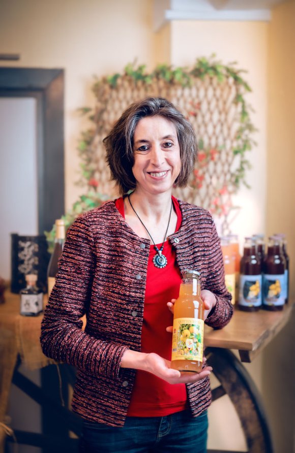 Andrea Beranek in ihrem Hofladen in Vöhl-Basdorf mit einem Quittentrunk in der Hand