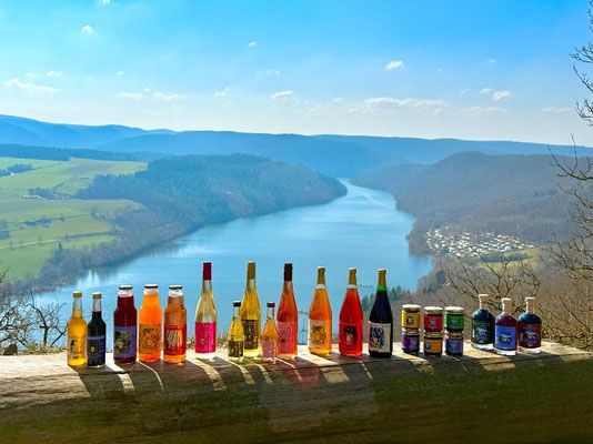 Fruchtweine, Liköre und Säfte mit Blick über den Edersee