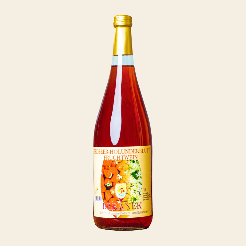 Erdbeerwein mit Holunderblüte